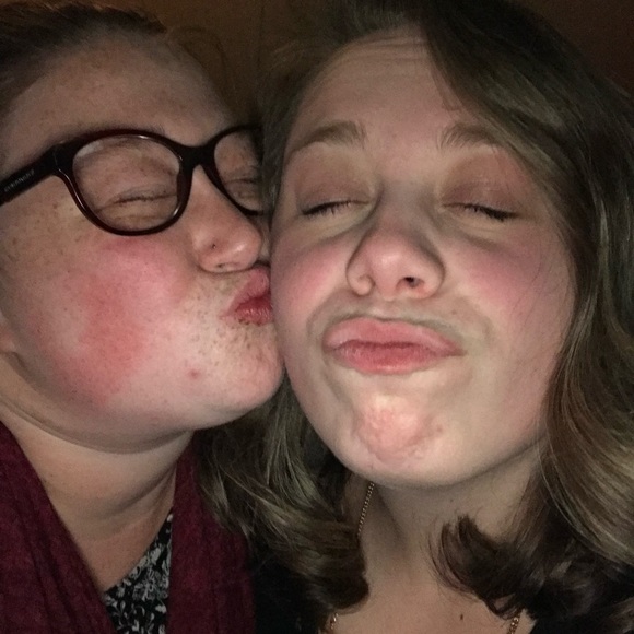 Meet your Poshers, Ali & Bri - Picture 2 of 2